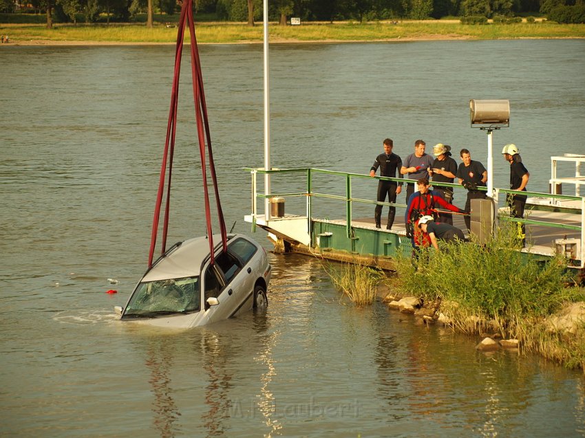 PKW im Rhein Faehre Hitdorf P157.JPG